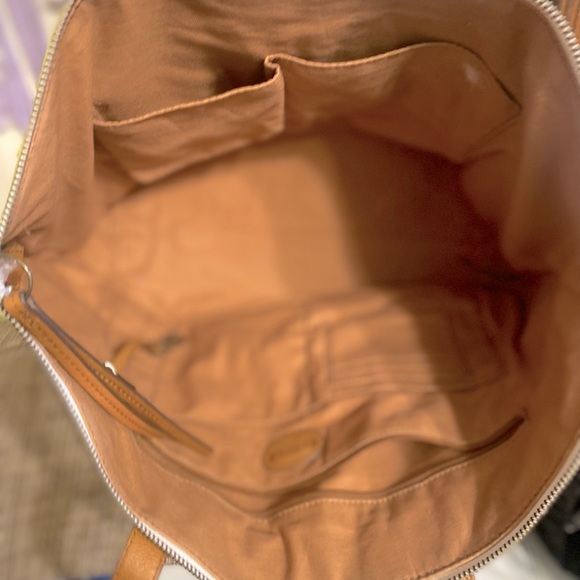 Purse-used, good condition, minor scuffs on outside n. but not too noticeable. - Picture 4 of 4